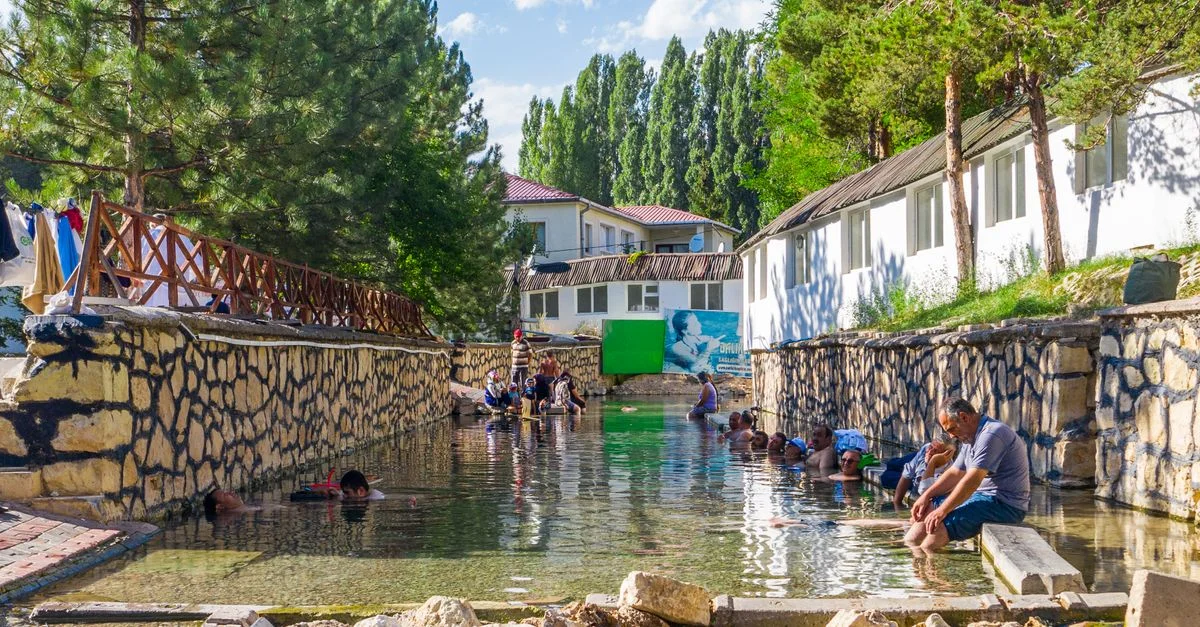 Des personnes profitent des sources thermales thérapeutiques de Sivas, en Turquie, entourées d'une nature magnifique.