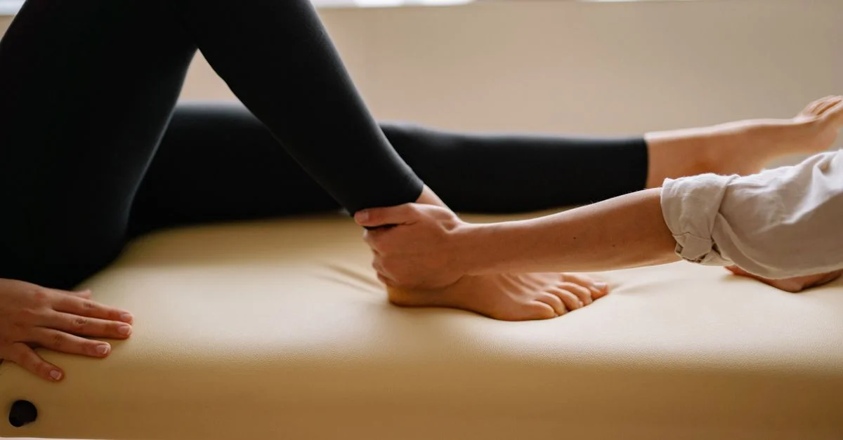 Gros plan d'un thérapeute effectuant un massage des pieds pendant une séance de thérapie à l'intérieur.
