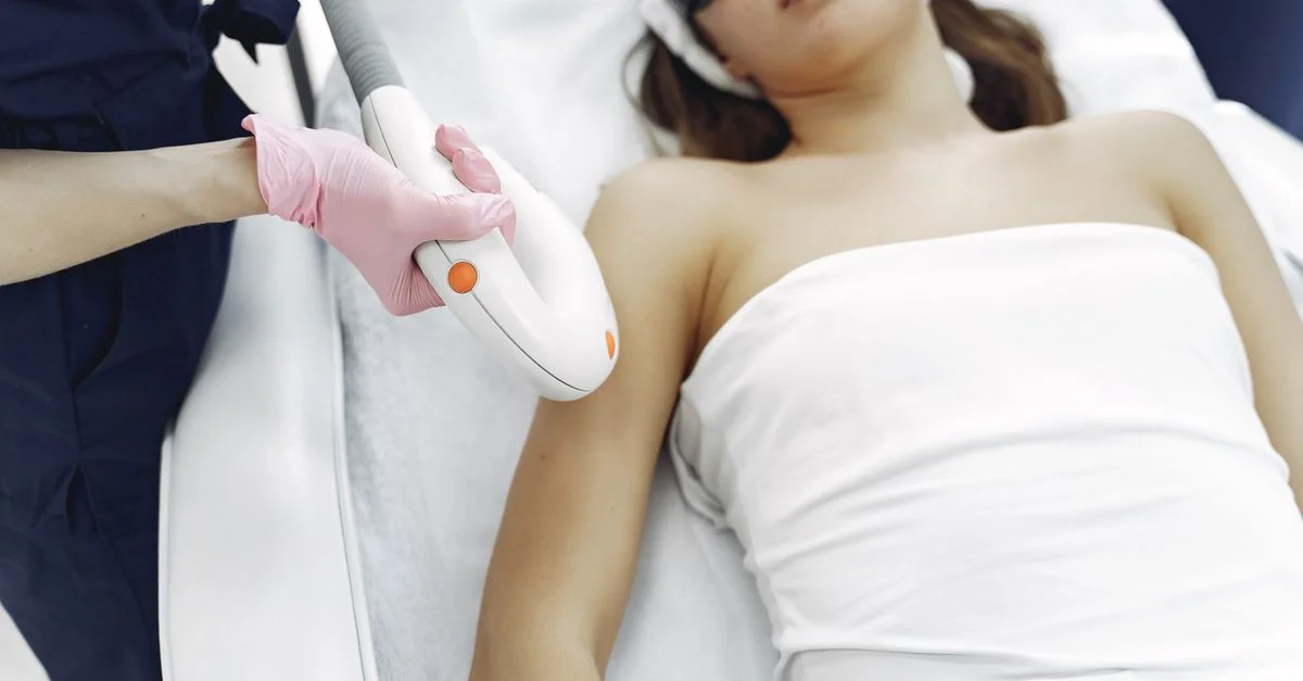 Un traitement professionnel d'épilation au laser dans un cadre spa moderne, axé sur l'hygiène et la précision.