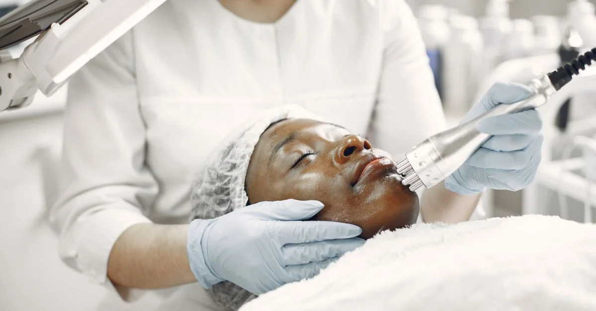 Un dermatologue effectuant un traitement au laser sur un client détendu dans une clinique.