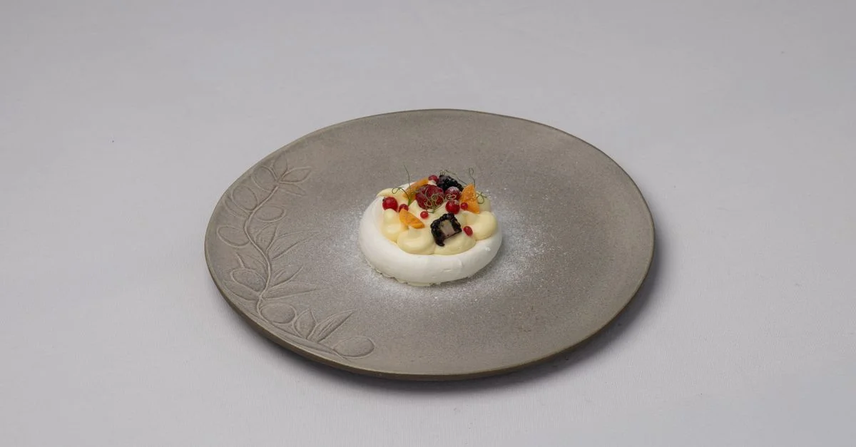 Présentation artistique du dessert sur une assiette décorative, parfaite pour les amateurs de gastronomie.