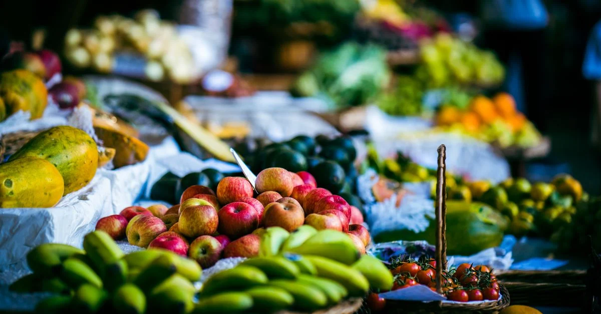 Arrangement coloré de fruits frais dans un stand de marché en plein air, offrant une sélection vibrante.