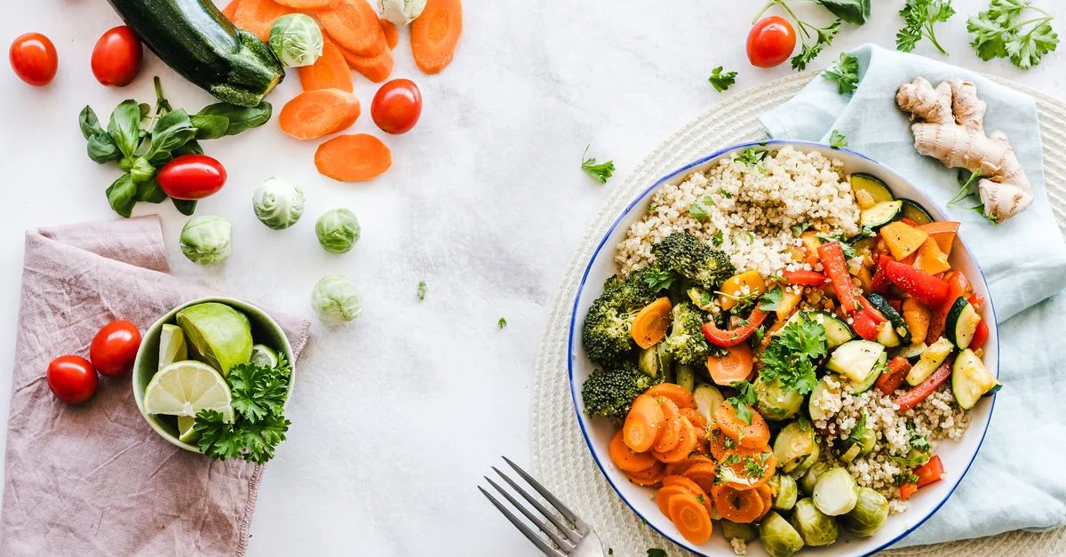 Salade de quinoa colorée avec des légumes frais qui crée un repas sain et équilibré.
