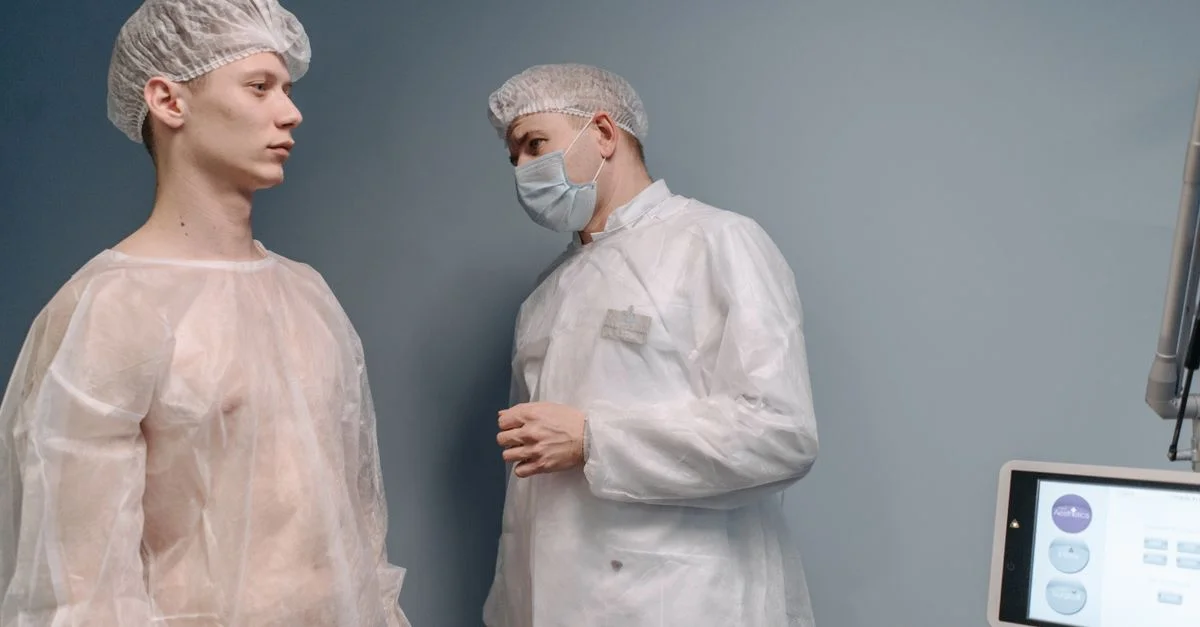 Un médecin examine un patient dans une clinique portant une blouse médicale pour une évaluation de pathologie de grain de beauté.