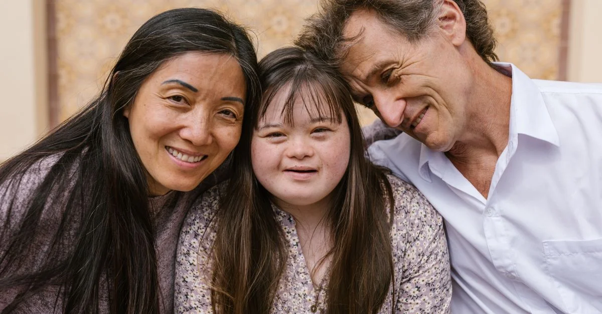 Un portrait de famille joyeux montrant l'amour et l'inclusion.