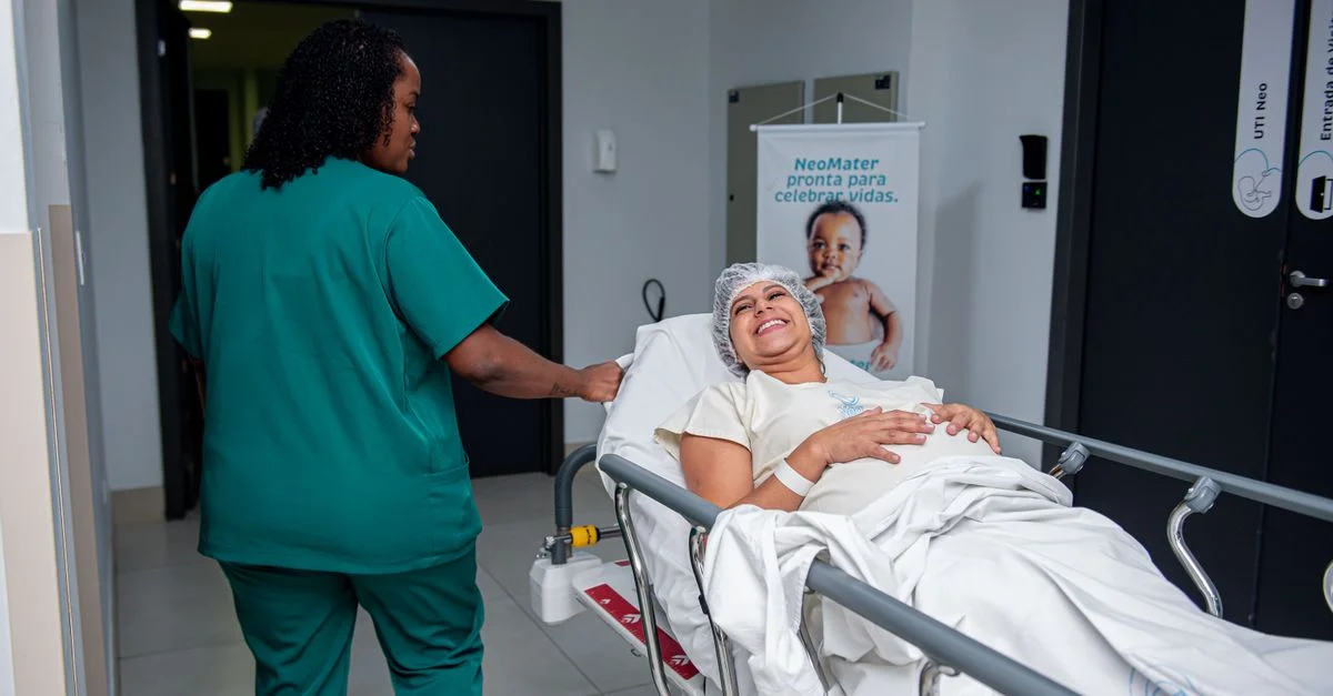 Une infirmière attentionnée aide un patient dans un couloir d'hôpital avec un comportement joyeux.