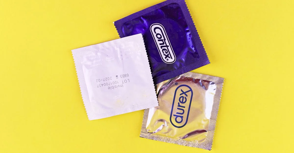 Trois paquets de préservatifs sur un fond jaune vif, promouvant le sexe sûr.