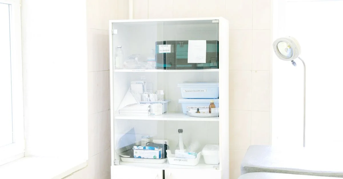 Une armoire à fournitures médicales lumineuse et stérile dans une clinique de santé moderne.
