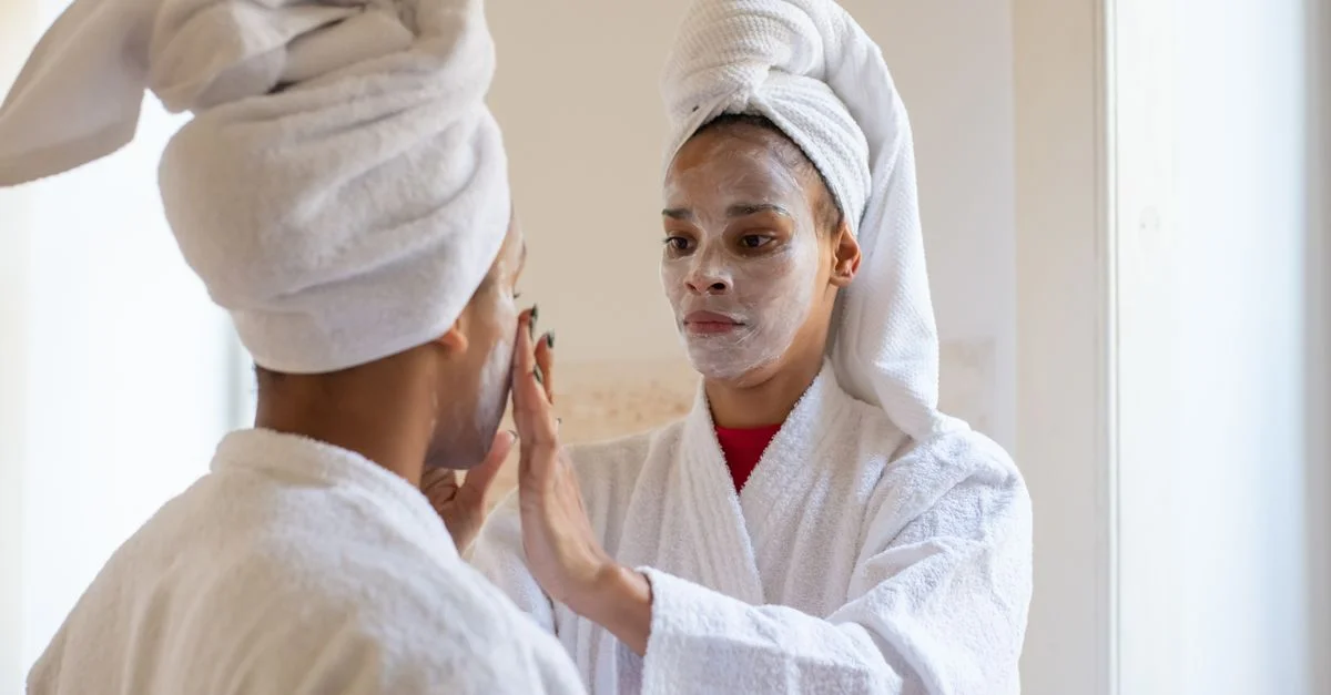 Une mère et sa fille profitant d'une journée spa relaxante avec des soins du visage et des peignoirs.