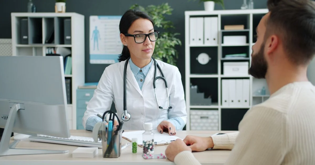 Le médecin consulte le patient dans une clinique moderne et discute des options de traitement.