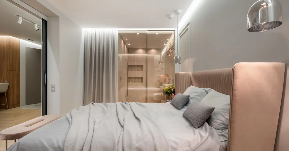 Chambre élégante et stylée avec décor moderne et éclairage doux, idéale pour la détente.