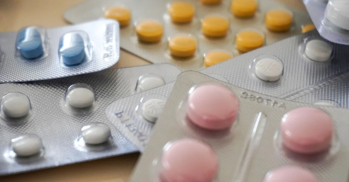 Vue en gros plan de plaquettes de médicaments colorées assorties avec divers comprimés.