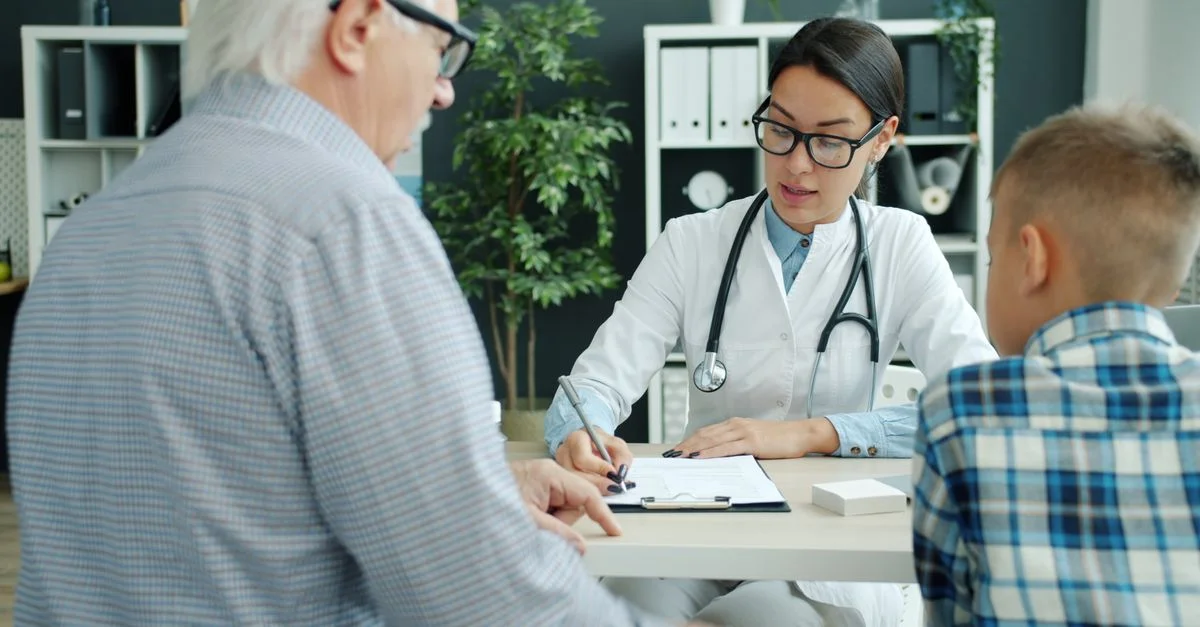 Consultation médicale avec un médecin, un homme âgé et un enfant dans un cadre clinique.