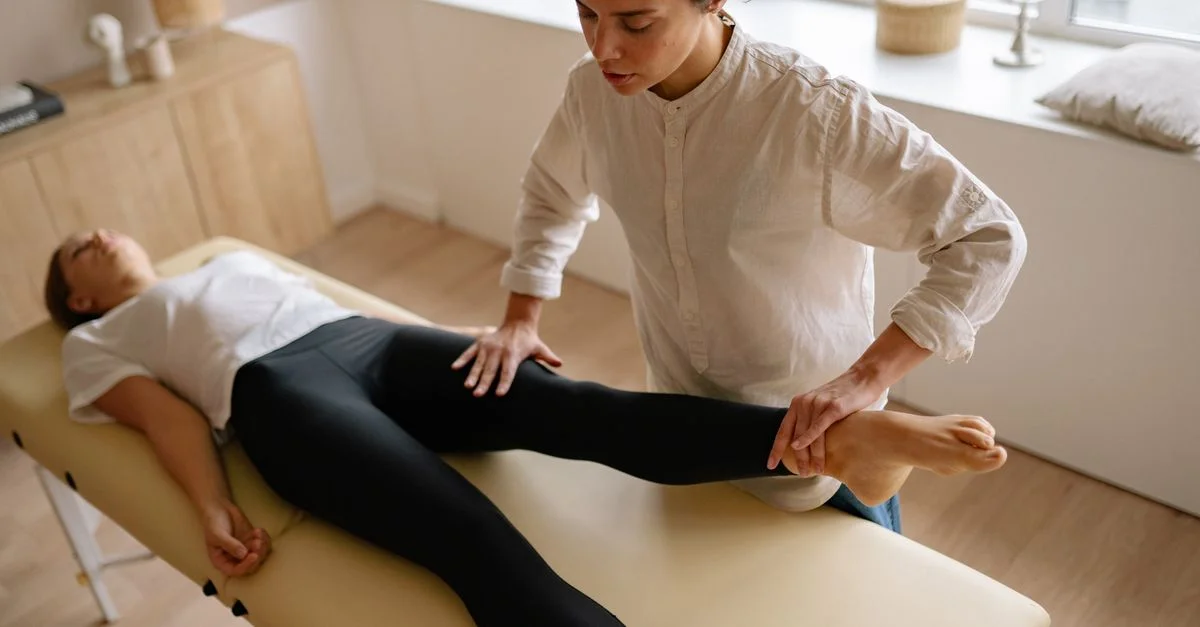 Un kinésithérapeute aide une femme avec une thérapie de réhabilitation de la jambe dans une salle de traitement calme.