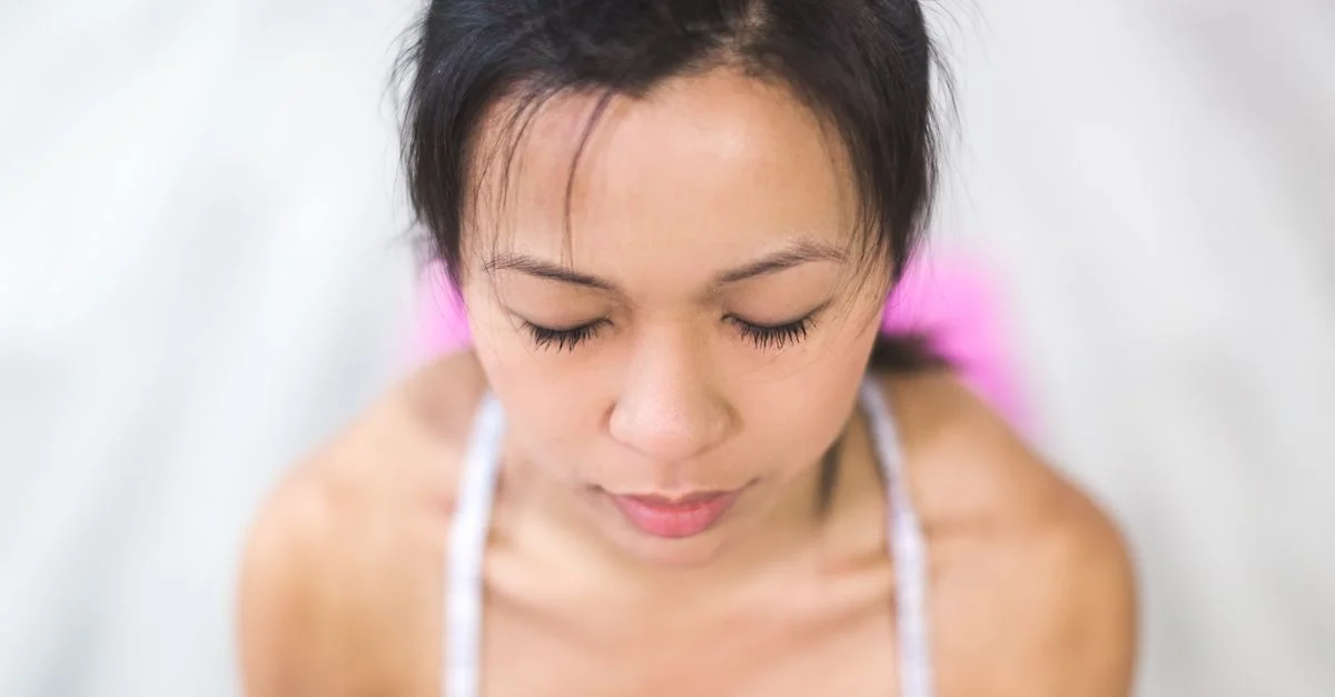 Une jeune femme méditant à l'intérieur, se concentrant sur la relaxation et la pleine conscience.