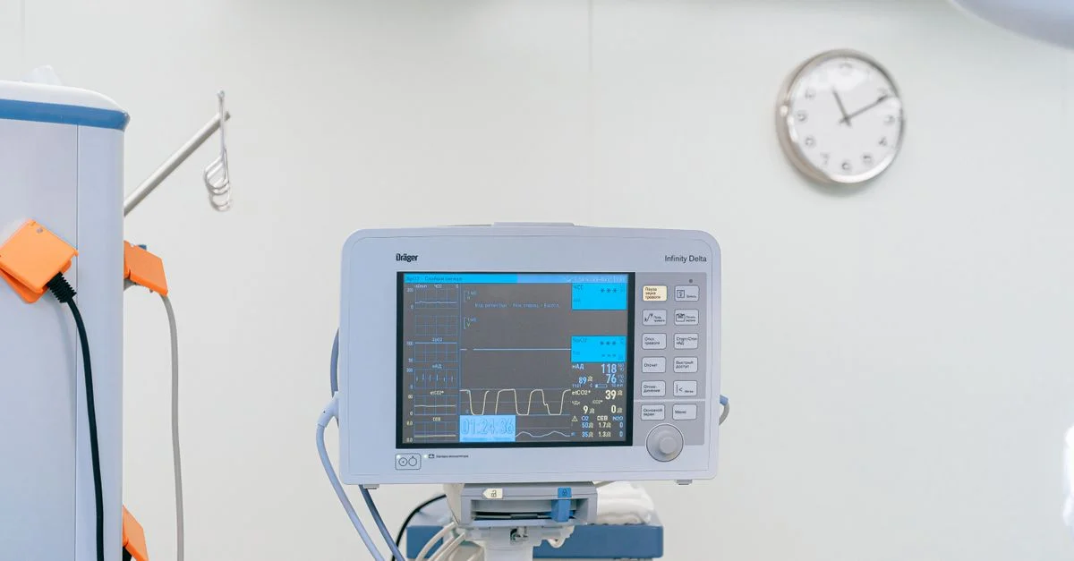 Un moniteur de fréquence cardiaque moderne dans un environnement hospitalier stérile, mettant en avant la technologie médicale.