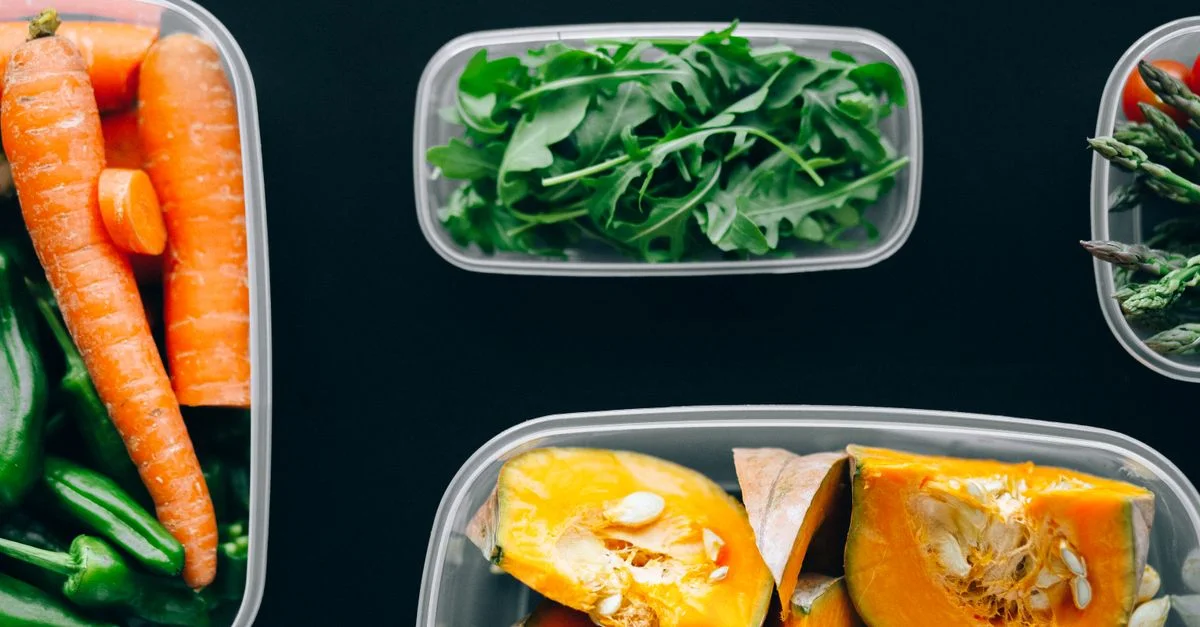 Légumes sains stockés dans des conteneurs en plastique pour des repas frais et nutritifs.